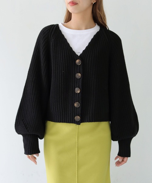 HER CLOSET（ハークローゼット）の「【shemoshelly】WEB限定バルキーニットVネックショートカーディガン（カーディガン/ボレロ・レディース・ブラック/ブラウン/イエロー/ライトベージュ・M）」の5枚目の写真