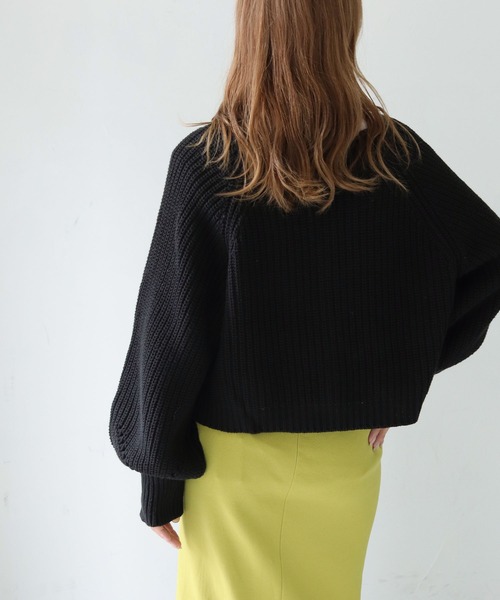 HER CLOSET（ハークローゼット）の「【shemoshelly】WEB限定バルキーニットVネックショートカーディガン（カーディガン/ボレロ・レディース・ブラック/ブラウン/イエロー/ライトベージュ・M）」の7枚目の写真