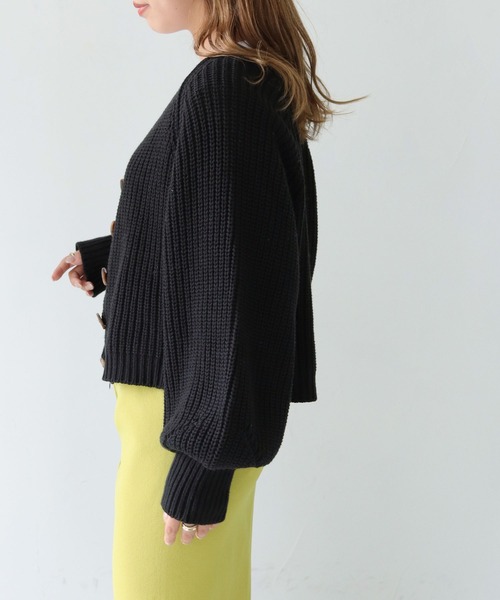 HER CLOSET（ハークローゼット）の「【shemoshelly】WEB限定バルキーニットVネックショートカーディガン（カーディガン/ボレロ・レディース・ブラック/ブラウン/イエロー/ライトベージュ・M）」の6枚目の写真