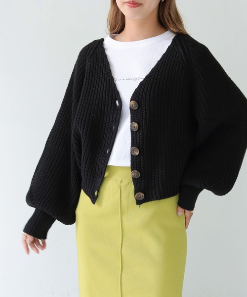 HER CLOSET（ハークローゼット）の「【shemoshelly】WEB限定バルキーニットVネックショートカーディガン（カーディガン/ボレロ・レディース・ブラック/ブラウン/イエロー/ライトベージュ・M）」の11枚目の写真