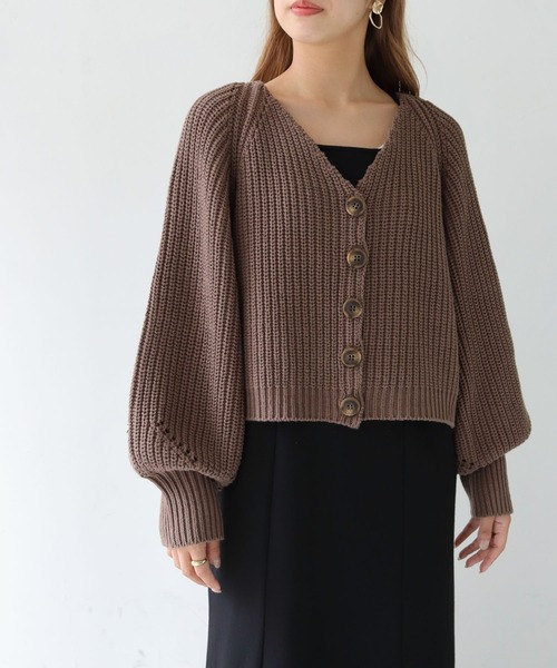 HER CLOSET（ハークローゼット）の「【shemoshelly】WEB限定バルキーニットVネックショートカーディガン（カーディガン/ボレロ・レディース・ブラック/ブラウン/イエロー/ライトベージュ・M）」の14枚目の写真