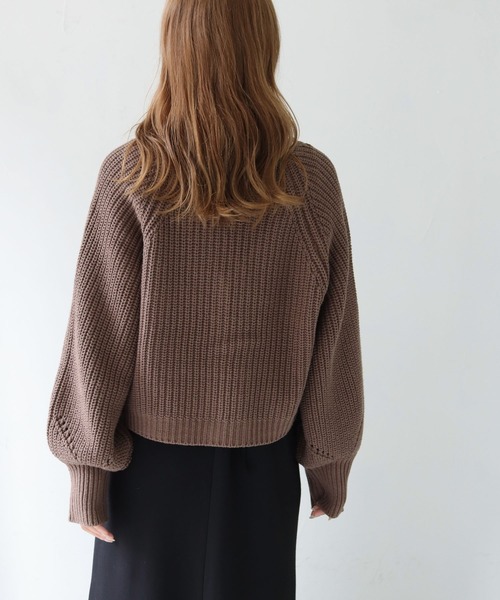 HER CLOSET（ハークローゼット）の「【shemoshelly】WEB限定バルキーニットVネックショートカーディガン（カーディガン/ボレロ・レディース・ブラック/ブラウン/イエロー/ライトベージュ・M）」の16枚目の写真