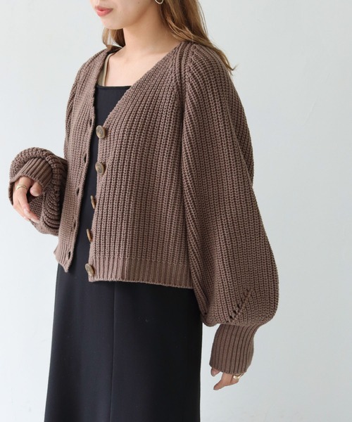 HER CLOSET（ハークローゼット）の「【shemoshelly】WEB限定バルキーニットVネックショートカーディガン（カーディガン/ボレロ・レディース・ブラック/ブラウン/イエロー/ライトベージュ・M）」の19枚目の写真