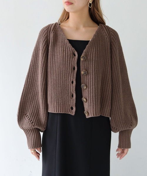 HER CLOSET（ハークローゼット）の「【shemoshelly】WEB限定バルキーニットVネックショートカーディガン（カーディガン/ボレロ・レディース・ブラック/ブラウン/イエロー/ライトベージュ・M）」の21枚目の写真