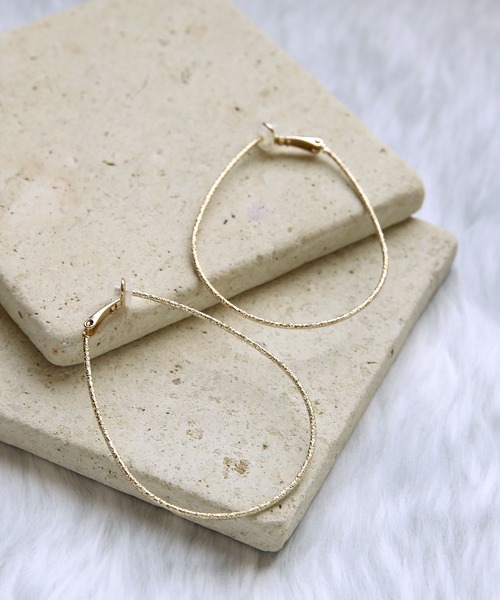 colleca la（コレカラ）の「梨地ドロップフープイヤリング（イヤリング・レディース・シルバー/ゴールド・FREE）」の2枚目の写真