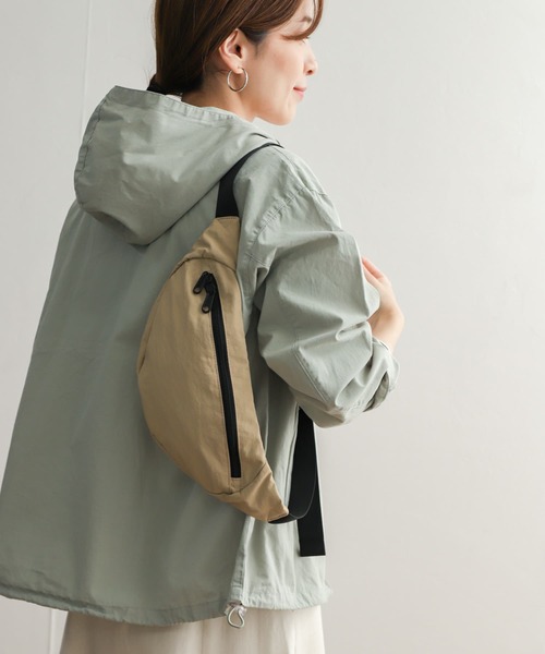 URBAN RESEARCH DOORS（アーバンリサーチドアーズ）の「ウォッシャブルボディーバッグ（ショルダーバッグ・レディース・ベージュ/ブラック・-）」の4枚目の写真