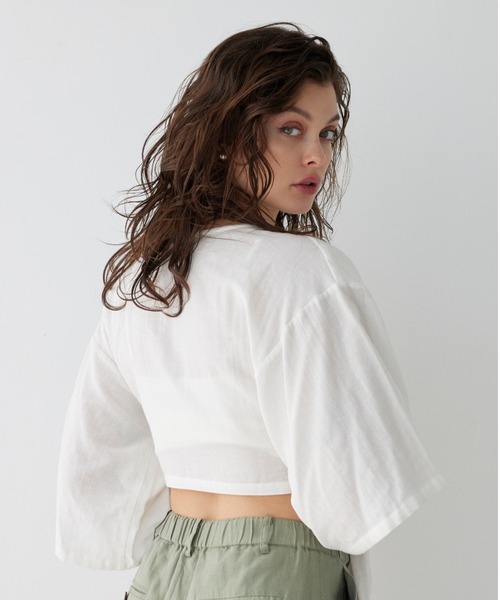 ALEXIA STAM（アリシアスタン）の「Tie Front Gauze Top / クロップド丈ガーゼトップス（シャツ/ブラウス・レディース・オフホワイト/チャコールグレー/ベージュ・FREE）」の5枚目の写真