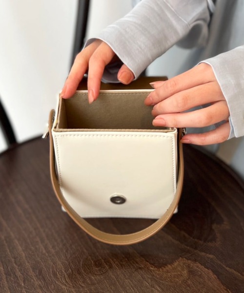 Olu.（オルドット）の「スクエアレトロコンパクトバッグ（ショルダーバッグ・レディース・ブラウン系その他・FREE）」の3枚目の写真