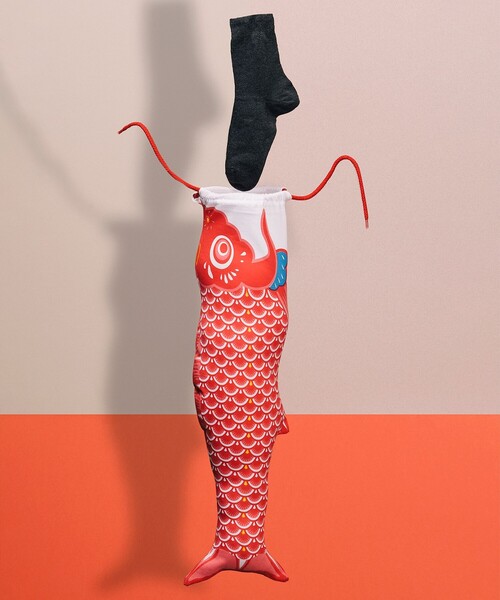 bpr BEAMS（ビーピーアール ビームス ）の「DOIY / "Koinobori" Laundry Bag（ランドリーグッズ・メンズ・ブルー/レッド・ONE SIZE）」の2枚目の写真