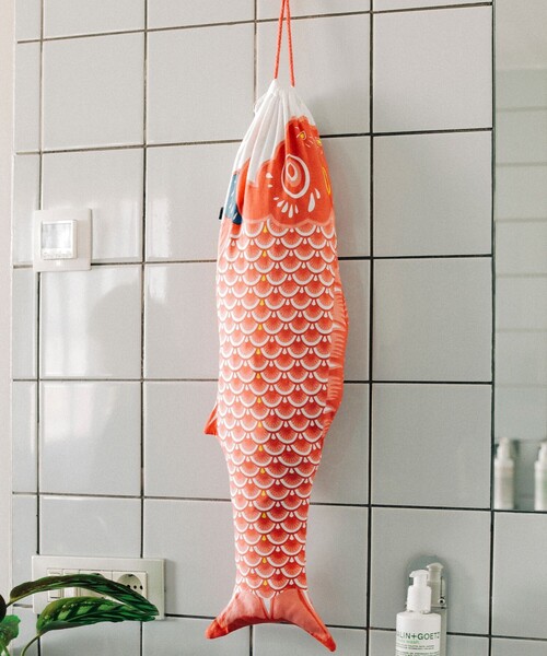 bpr BEAMS（ビーピーアール ビームス ）の「DOIY / "Koinobori" Laundry Bag（ランドリーグッズ・メンズ・ブルー/レッド・ONE SIZE）」の4枚目の写真