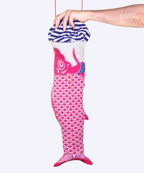 bpr BEAMS（ビーピーアール ビームス ）の「DOIY / "Koinobori" Laundry Bag（ランドリーグッズ・メンズ・ブルー/レッド・ONE SIZE）」の5枚目の写真