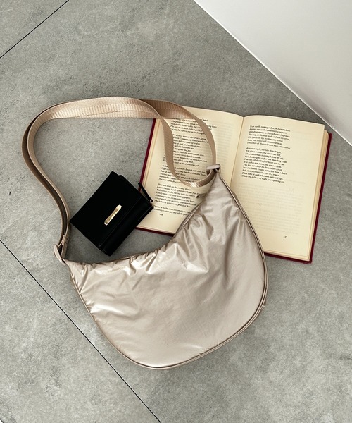 WEGO(ウィゴー)の「WEGO/カラーハーフムーンショルダー(ショルダーバッグ・レディース・ブラック/グレー/カーキ/ブルー/オフホワイト/ブラック系その他/シルバー/その他1/その他2/その他3・FREE)」の9枚目の写真