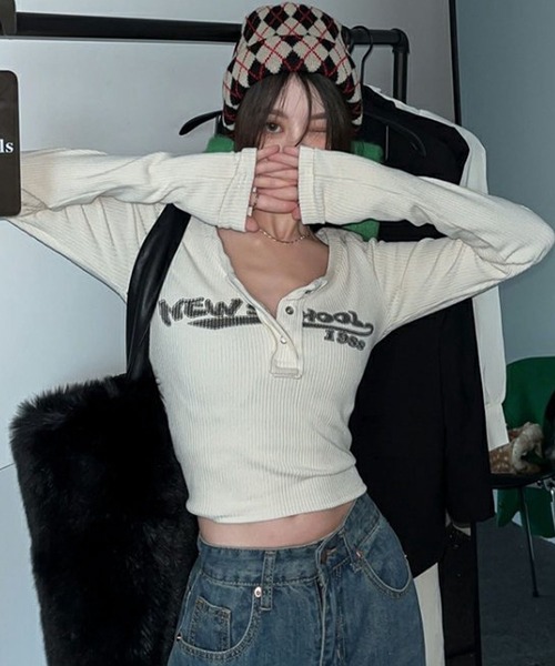 GLAMOROUS JANE(グラマラスジェーン)の「テレコヘンリーネッククロップド丈プリントロンT(Tシャツ/カットソー・レディース・ブラック/アイボリー・FREE)」の4枚目の写真