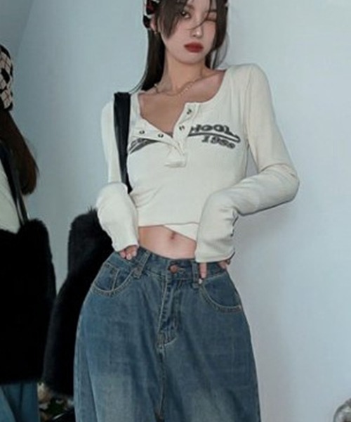 GLAMOROUS JANE(グラマラスジェーン)の「テレコヘンリーネッククロップド丈プリントロンT(Tシャツ/カットソー・レディース・ブラック/アイボリー・FREE)」の5枚目の写真