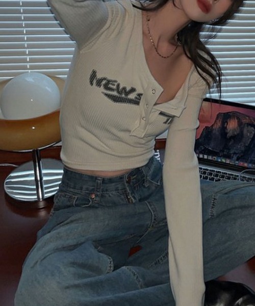 GLAMOROUS JANE(グラマラスジェーン)の「テレコヘンリーネッククロップド丈プリントロンT(Tシャツ/カットソー・レディース・ブラック/アイボリー・FREE)」の8枚目の写真