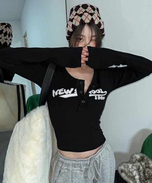 GLAMOROUS JANE(グラマラスジェーン)の「テレコヘンリーネッククロップド丈プリントロンT(Tシャツ/カットソー・レディース・ブラック/アイボリー・FREE)」の17枚目の写真