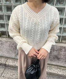 Vネッククロップドケーブルニット