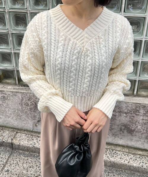 mebole(メボレ)の「Vネッククロップドケーブルニット(ニット/セーター・レディース・パープル/アイボリー/ブラック・FREE)」の1枚目の写真