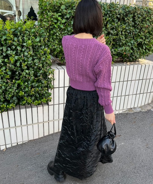 mebole(メボレ)の「Vネッククロップドケーブルニット(ニット/セーター・レディース・パープル/アイボリー/ブラック・FREE)」の4枚目の写真