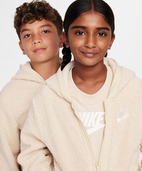 NIKE（ナイキ）の「《セットアップ対応商品》ナイキ スポーツウェア クラブ フリース ジュニア フルジップ ウィンタライズド パーカー / Nike Sportswear Club Fleece Big Kids' Full-Zip Winterized Hoodie＜130-170cm展開＞（パーカー・キッズ・カーキオリーブ/パープル系その他2/ブラック/ブラウン系その他2・150/130/140/160/170）」の11枚目の写真