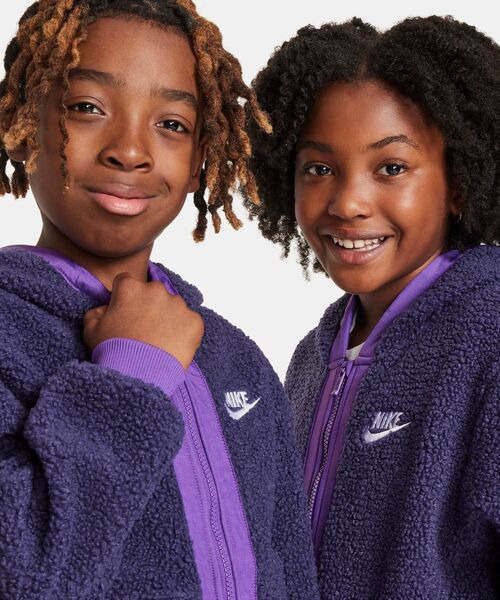 NIKE（ナイキ）の「《セットアップ対応商品》ナイキ スポーツウェア クラブ フリース ジュニア フルジップ ウィンタライズド パーカー / Nike Sportswear Club Fleece Big Kids' Full-Zip Winterized Hoodie＜130-170cm展開＞（パーカー・キッズ・カーキオリーブ/パープル系その他2/ブラック/ブラウン系その他2・150/130/140/160/170）」の20枚目の写真