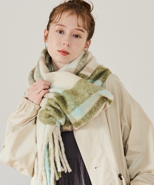 Crisp（クリスプ）の「ボリュームフリンジマフラー（マフラー・レディース・ピンク/グリーン/ブルー/アイボリー/ブラウン・FREE）」の4枚目の写真