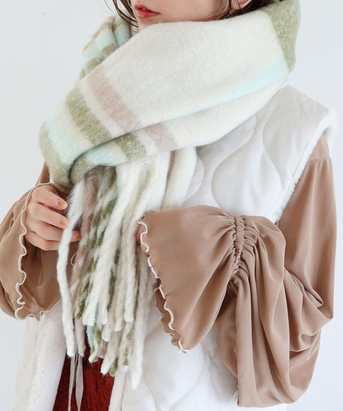 Crisp（クリスプ）の「ボリュームフリンジマフラー（マフラー・レディース・ピンク/グリーン/ブルー/アイボリー/ブラウン・FREE）」の8枚目の写真