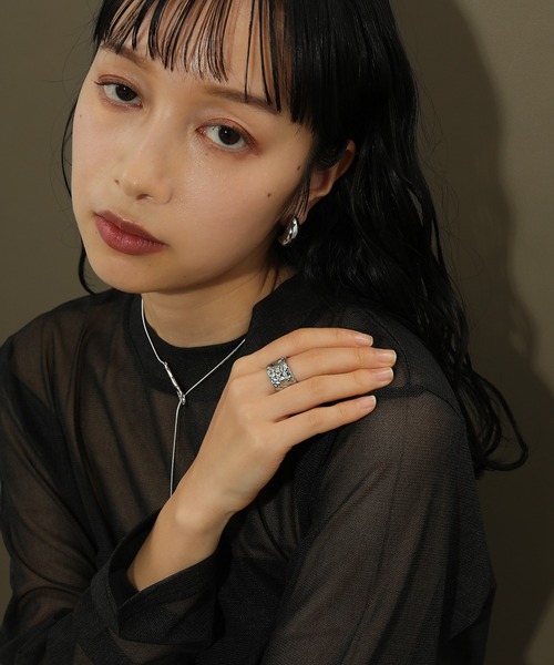 voov（ブーブ）の「【金属アレルギー対応】ヴィンテージ風 ボリューム サージカルステンレス リング 太め（リング・レディース・シルバー/ゴールド・11号/13号）」の5枚目の写真