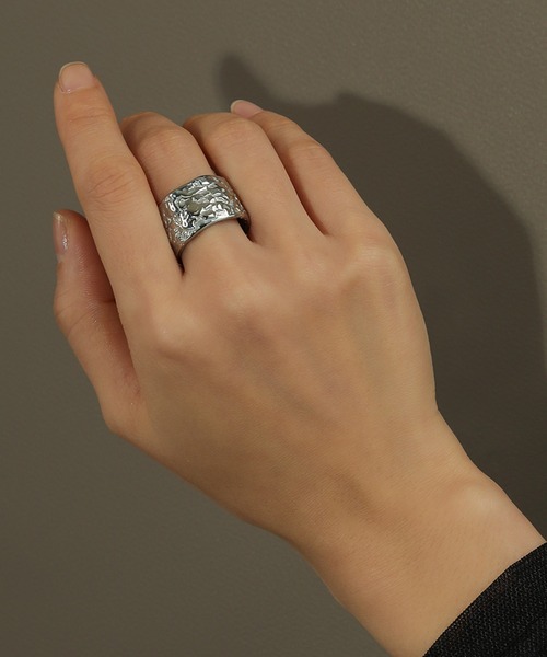 voov（ブーブ）の「【金属アレルギー対応】ヴィンテージ風 ボリューム サージカルステンレス リング 太め（リング・レディース・シルバー/ゴールド・11号/13号）」の4枚目の写真