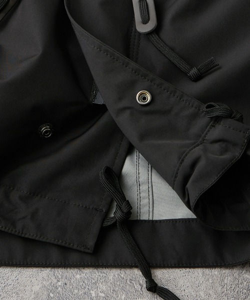 MONO-MART（モノマート）の「3レイヤーオーバーサイズナイロンマウンテンパーカー/撥水/防風/3層構造（マウンテンパーカー・メンズ・ブラック/チャコール・S/M/L）」の7枚目の写真