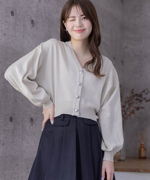 clear(クリア)の「ハートボタンVネックニットカーディガン(カーディガン/ボレロ・レディース・ブラック/ピンクベージュ/グレイッシュベージュ/杢グレー/オフホワイト・F)」の1枚目の写真