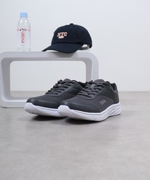軽量レーススニーカー
