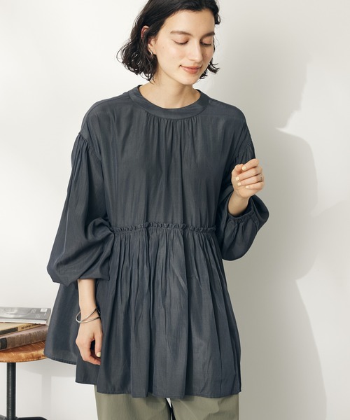 CRAFT STANDARD BOUTIQUE（クラフトスタンダードブティック）の「後リボン切替ギャザーチュニックブラウス（チュニック・レディース・ブルー/チャコールグレー/ライトベージュ・FREE）」の2枚目の写真