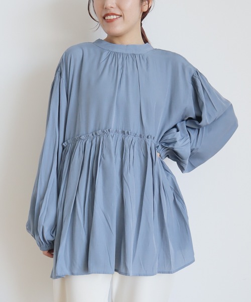 CRAFT STANDARD BOUTIQUE（クラフトスタンダードブティック）の「後リボン切替ギャザーチュニックブラウス（チュニック・レディース・ブルー/チャコールグレー/ライトベージュ・FREE）」の3枚目の写真