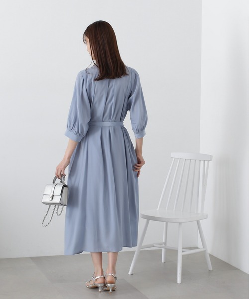 N.（N. Natural Beauty Basic）（エヌエヌナチュラルビューティーベーシック）の「◆マットサテンボリュームスリーブワンピース（ワンピース・レディース・ブルー/チャコールグレー/ベージュ・MEDIUM）」の20枚目の写真