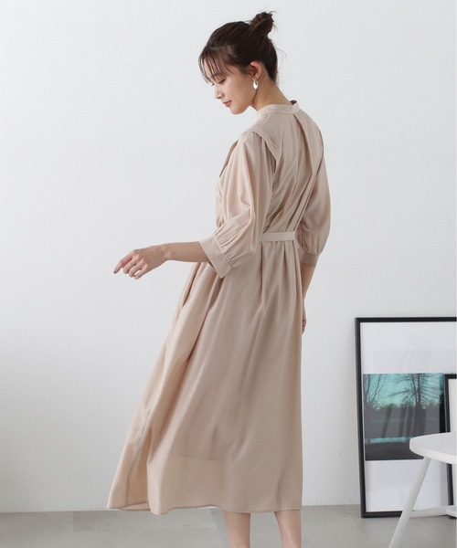 N.（N. Natural Beauty Basic）（エヌエヌナチュラルビューティーベーシック）の「◆マットサテンボリュームスリーブワンピース（ワンピース・レディース・ブルー/チャコールグレー/ベージュ・MEDIUM）」の12枚目の写真