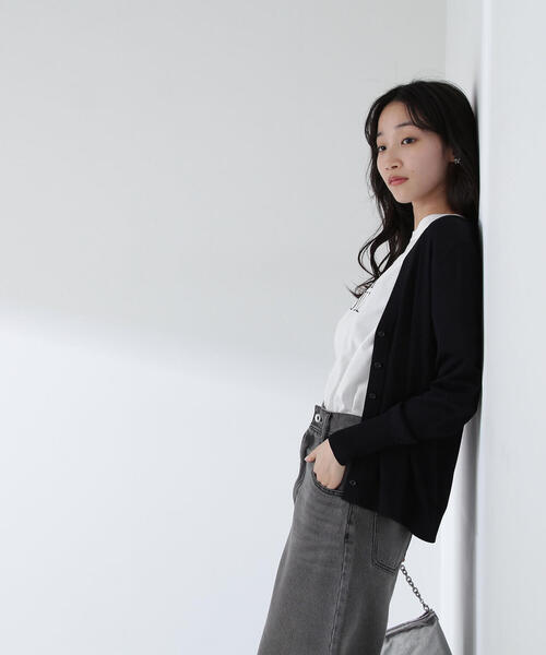 NATURAL BEAUTY BASIC(ナチュラルビューティーベーシック)の「◇レーヨンナイロンシリーズ Vネックコンパクトカーディガン(カーディガン/ボレロ・レディース・ブラック/オフホワイト/ダークブルー/レッド・FREE)」の2枚目の写真