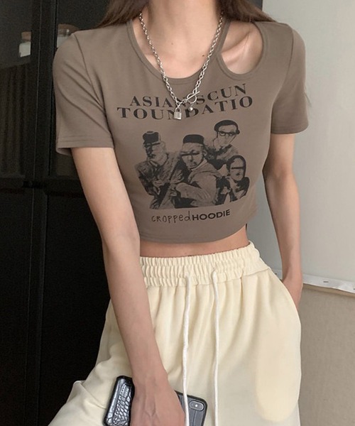 shopnikoniko(ショップニコニコ)の「クロップド丈 ショルダーカットアウト Tシャツ ショート丈 小さめ チビT 半袖(Tシャツ/カットソー・レディース・ホワイト/ブラウン/グレー/ブラック・フリー)」の4枚目の写真