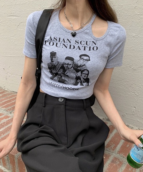 shopnikoniko(ショップニコニコ)の「クロップド丈 ショルダーカットアウト Tシャツ ショート丈 小さめ チビT 半袖(Tシャツ/カットソー・レディース・ホワイト/ブラウン/グレー/ブラック・フリー)」の3枚目の写真