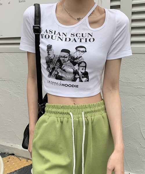 shopnikoniko(ショップニコニコ)の「クロップド丈 ショルダーカットアウト Tシャツ ショート丈 小さめ チビT 半袖(Tシャツ/カットソー・レディース・ホワイト/ブラウン/グレー/ブラック・フリー)」の2枚目の写真