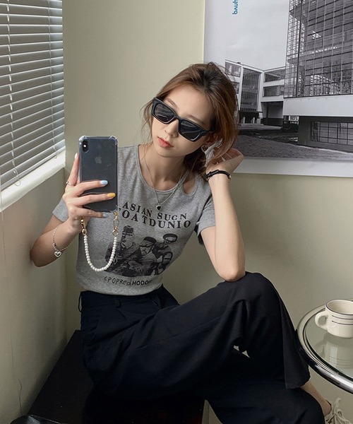 shopnikoniko(ショップニコニコ)の「クロップド丈 ショルダーカットアウト Tシャツ ショート丈 小さめ チビT 半袖(Tシャツ/カットソー・レディース・ホワイト/ブラウン/グレー/ブラック・フリー)」の7枚目の写真