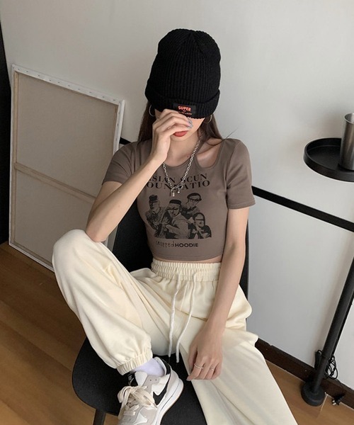 shopnikoniko(ショップニコニコ)の「クロップド丈 ショルダーカットアウト Tシャツ ショート丈 小さめ チビT 半袖(Tシャツ/カットソー・レディース・ホワイト/ブラウン/グレー/ブラック・フリー)」の13枚目の写真