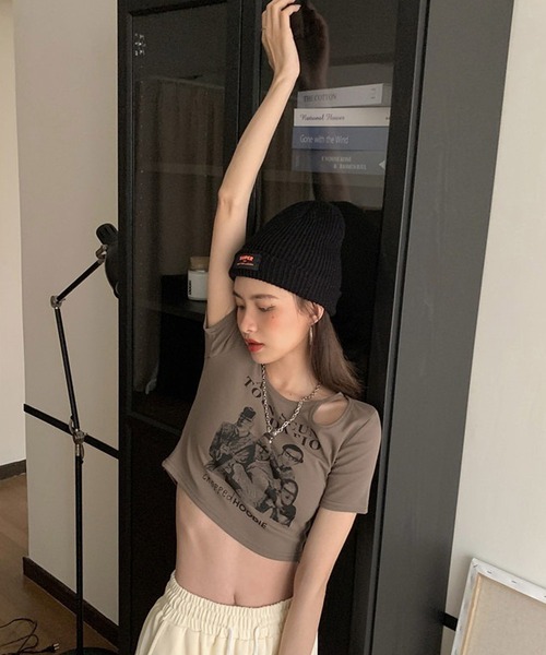 shopnikoniko(ショップニコニコ)の「クロップド丈 ショルダーカットアウト Tシャツ ショート丈 小さめ チビT 半袖(Tシャツ/カットソー・レディース・ホワイト/ブラウン/グレー/ブラック・フリー)」の12枚目の写真