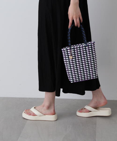 N.(N. Natural Beauty Basic)(エヌエヌナチュラルビューティーベーシック)の「プラカゴバッグ(トートバッグ・レディース・ブラック/イエロー・フリ-)」の4枚目の写真