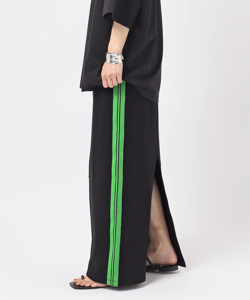 Russell Athletic(ラッセルアスレティック)の「【RUSSELL ATHLETIC】別注ジャージーラインスカート(スカート・レディース・ブラック/ネイビー・38/36)」の2枚目の写真