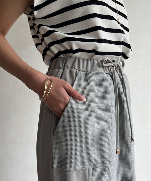 Chez toi（シェトワ）の「ワッフルナロースカート（スカート・レディース・ライトグレー/オフホワイト/レッド/ブラック・FREE）」の5枚目の写真