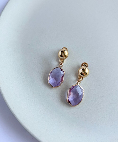 tone(トーン)の「【As】【アレルギー対応】NO.153 変形ガラスチャーム カラフル イヤリング(ニッケルフリー)(MA)(イヤリング・レディース・クリア/ブルー/イエロー/グリーン/パープル/ブルー系2/ピンク・FREE)」の4枚目の写真