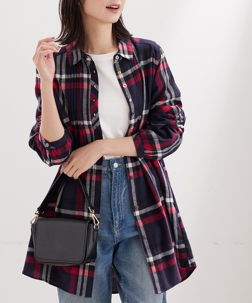 BELLUNA PLUS(ベルーナ)の「多ボタン使いチェック柄シャツチュニック(チュニック・レディース・ネイビー系/ブラウン系/ブラック系/ネイビー系2/ネイビー系3・X-LARGE/LARGE/MEDIUM)」の1枚目の写真