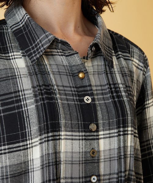BELLUNA PLUS(ベルーナ)の「多ボタン使いチェック柄シャツチュニック(チュニック・レディース・ネイビー系/ブラウン系/ブラック系/ネイビー系2/ネイビー系3・X-LARGE/LARGE/MEDIUM)」の6枚目の写真