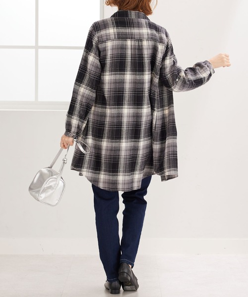 BELLUNA PLUS(ベルーナ)の「多ボタン使いチェック柄シャツチュニック(チュニック・レディース・ネイビー系/ブラウン系/ブラック系/ネイビー系2/ネイビー系3・X-LARGE/LARGE/MEDIUM)」の19枚目の写真